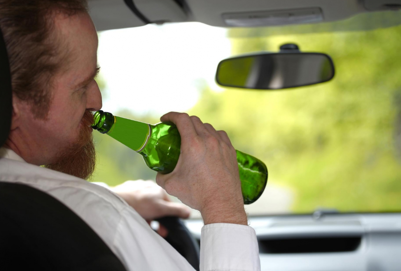 Młody kierowca zaledwie po czterech miesiącach od uzyskania prawa jazdy prowadził pod wpływem alkoholu i uległ wypadkowi